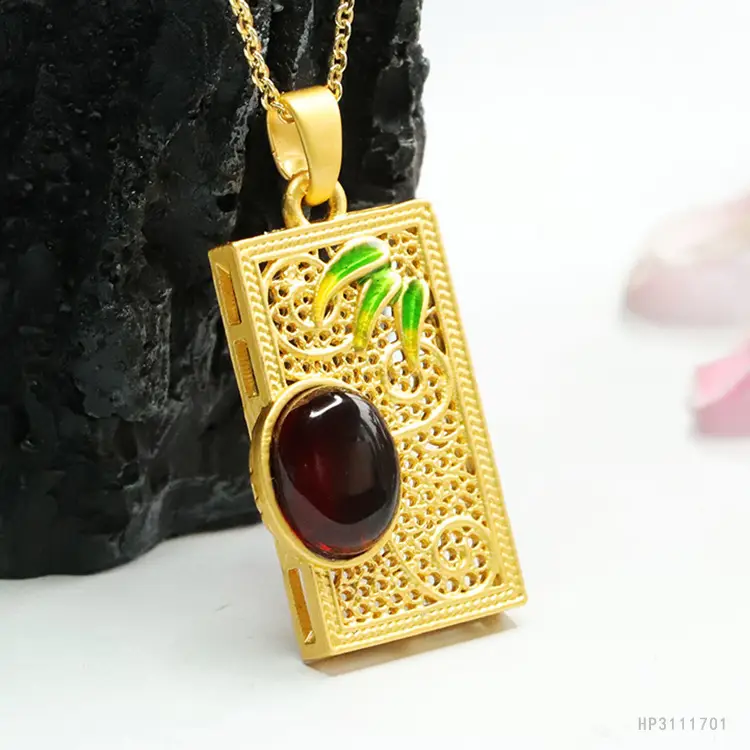 Guan Yu Bamboo Leaf Amber Pendant Necklace Gold — feature 9