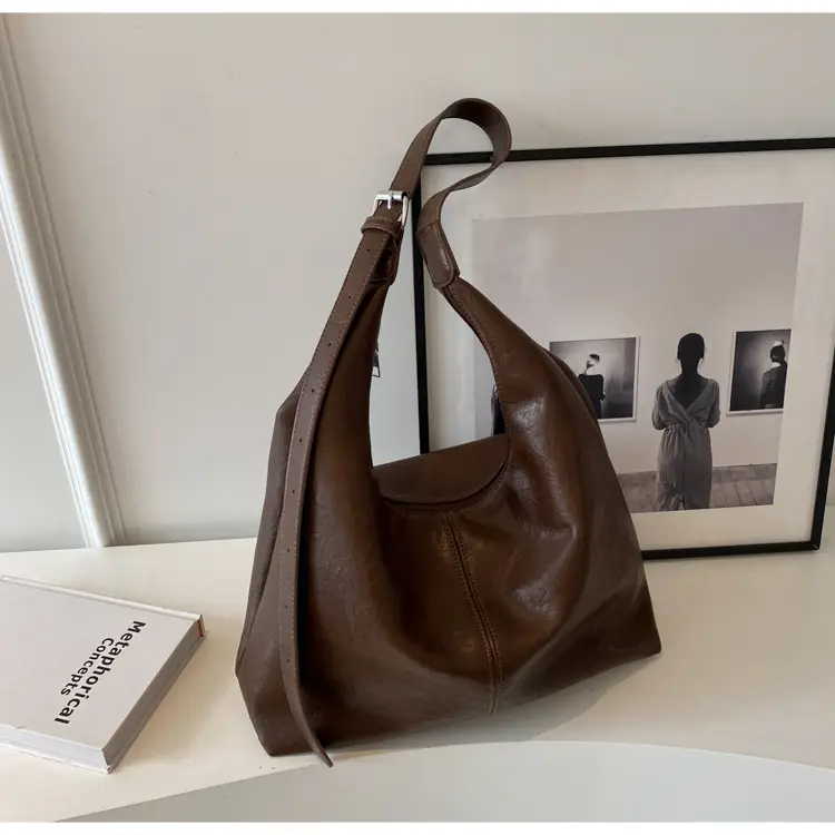 Retro Brown Leather Shoulder Tote Bag 2023 — feature 15