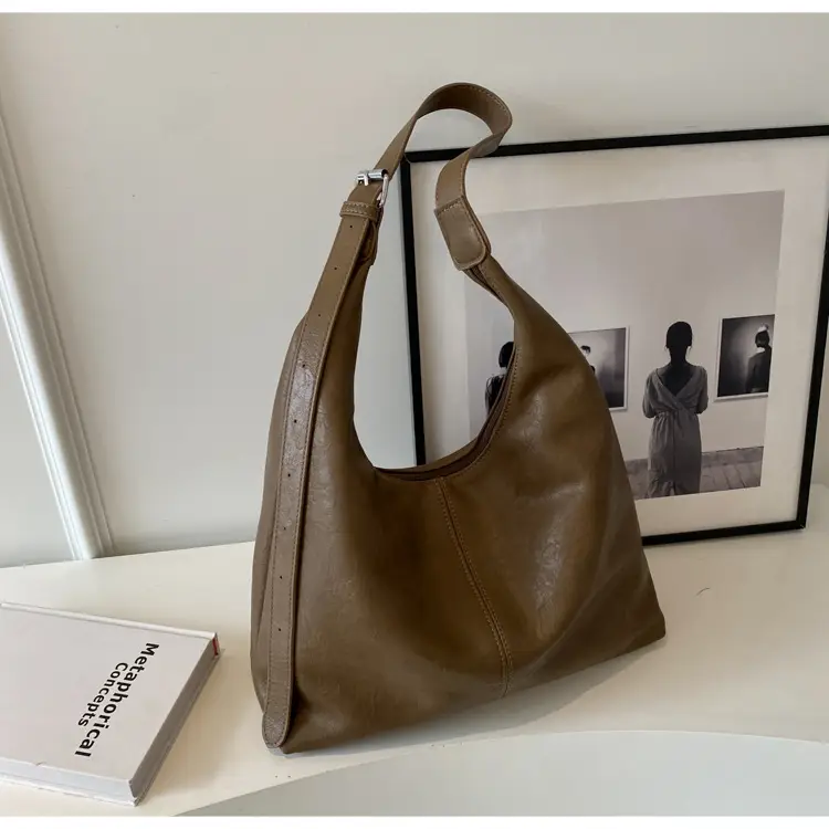Retro Brown Leather Shoulder Tote Bag 2023 — feature 17