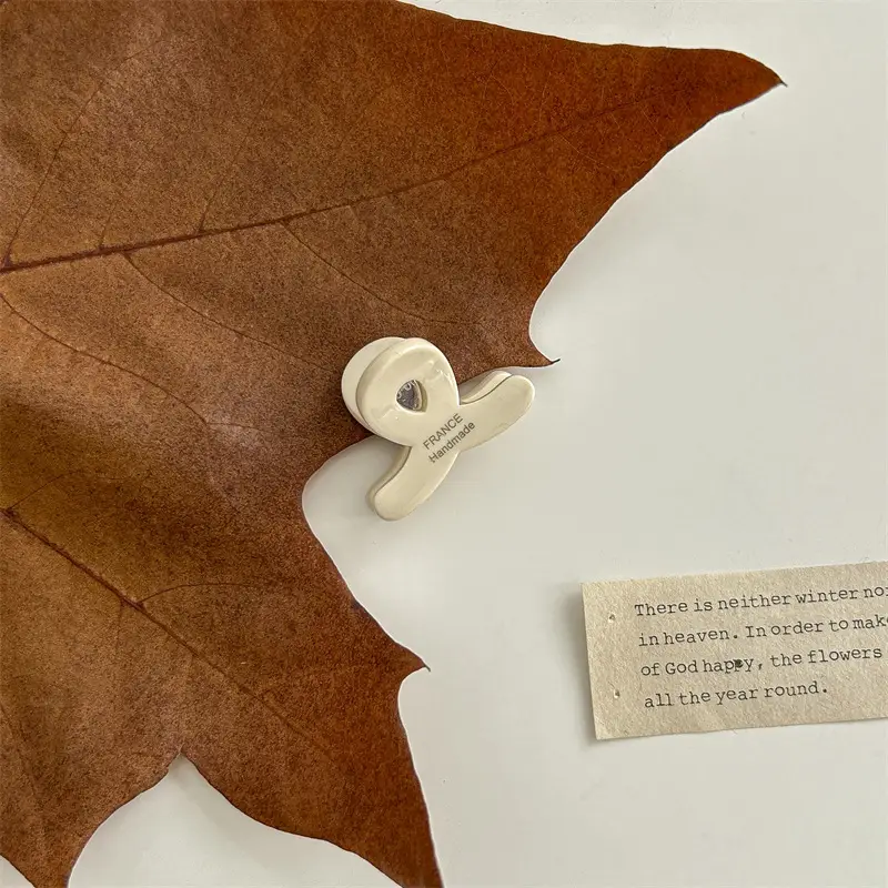 Pure White Acetate Hair Clips Set for Women - Image 4