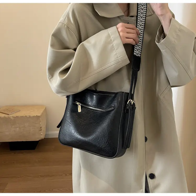 Women Retro Brown Leather Shoulder Bag 2023 Winter — feature 11