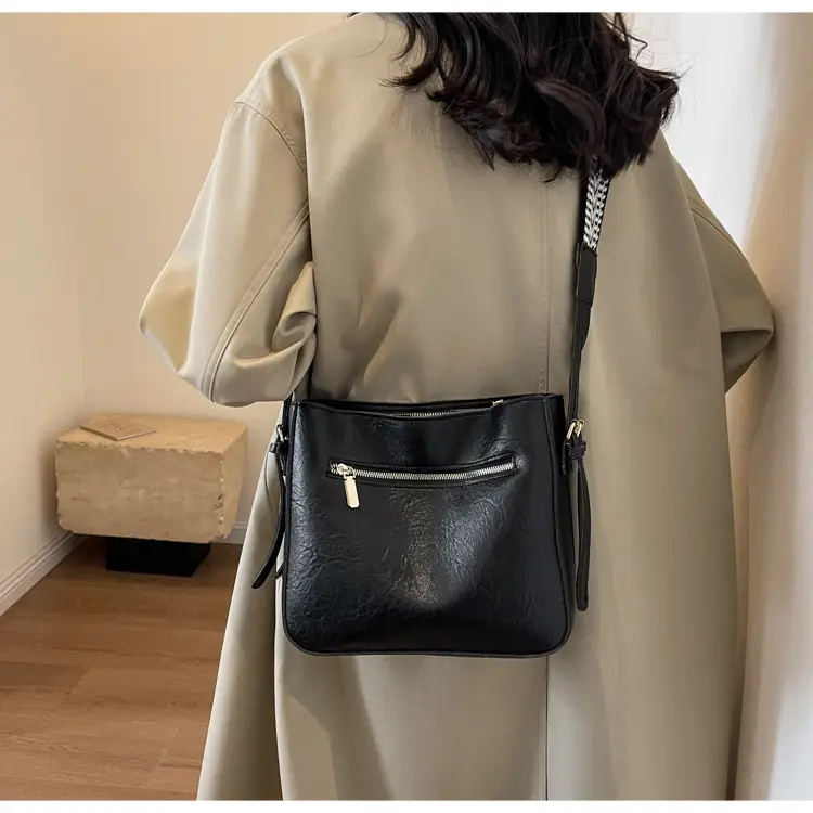 Women Retro Brown Leather Shoulder Bag 2023 Winter — feature 12