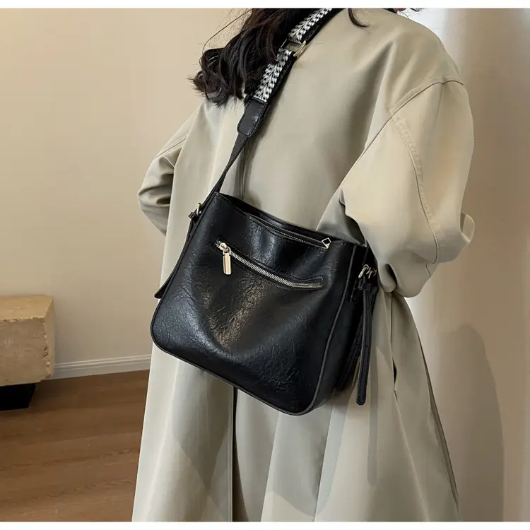 Women Retro Brown Leather Shoulder Bag 2023 Winter — feature 13