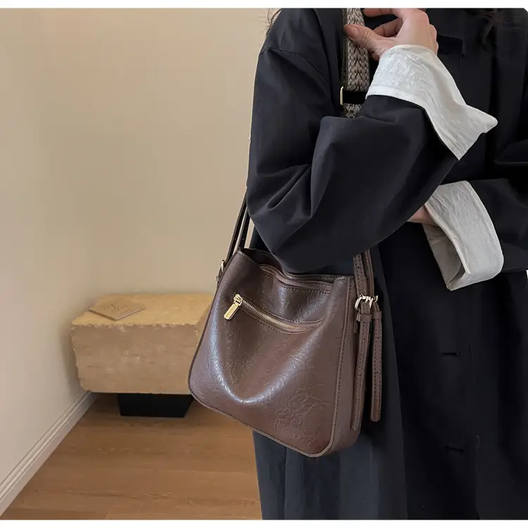 Women Retro Brown Leather Shoulder Bag 2023 Winter — feature 14