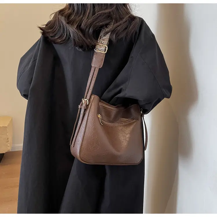 Women Retro Brown Leather Shoulder Bag 2023 Winter — feature 15