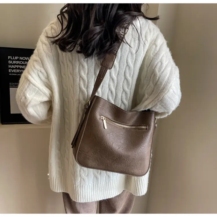 Women Retro Brown Leather Shoulder Bag 2023 Winter — feature 18