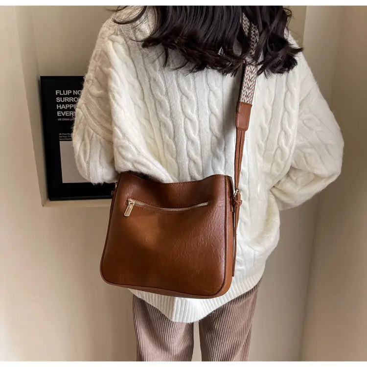 Women Retro Brown Leather Shoulder Bag 2023 Winter — feature 21