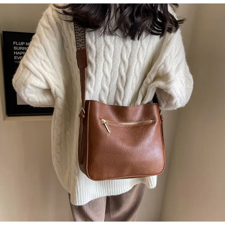 Women Retro Brown Leather Shoulder Bag 2023 Winter — feature 22