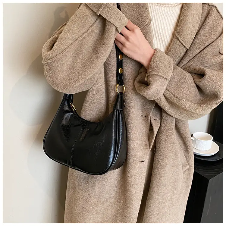 Retro Saddle Bag for Women Black Leather 2023 — feature 15
