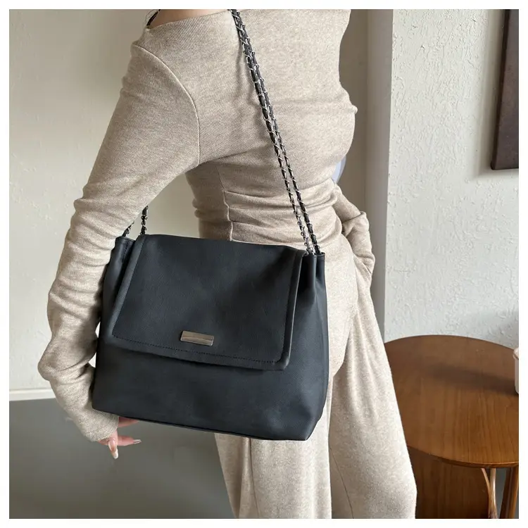 Black Chain Shoulder Bag for Women 2023 — feature 8