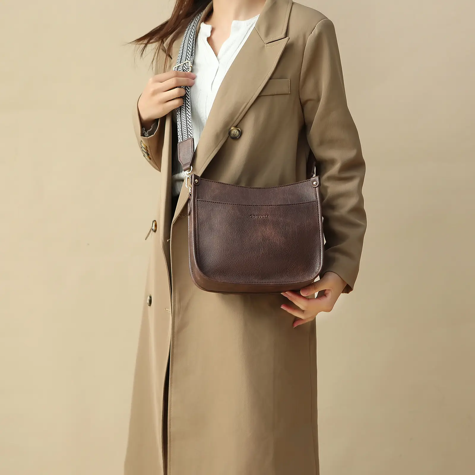 Women's Crossbody Tote Bag White Brown Feather Design — feature 9