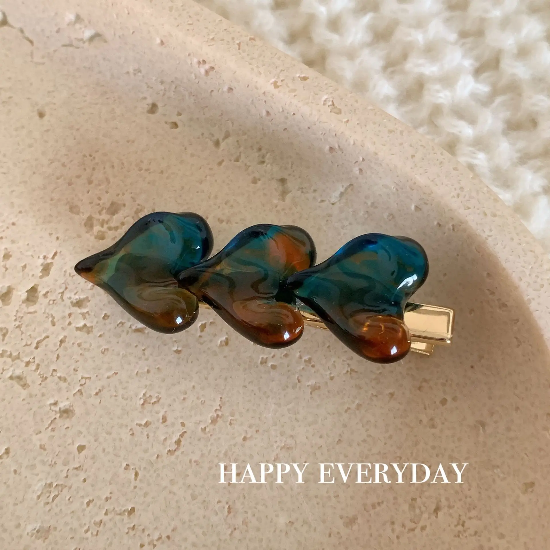 Retro Heart Hairpins for Women - Caramel & White Clips
