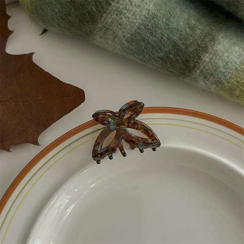 High-End Acetic Acid Hair Clip Large Blue Brown Shark Style — feature 6