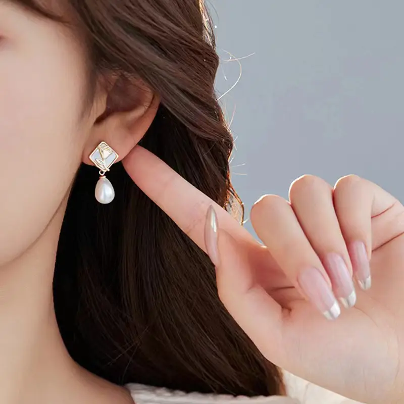 S925 Gold Pearl Geometric Earrings Light Luxury New Style - Image 7