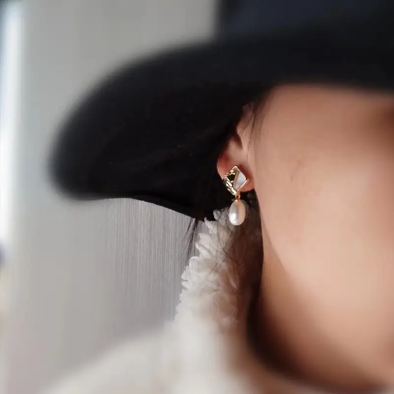 S925 Gold Pearl Geometric Earrings Light Luxury New Style — feature 5