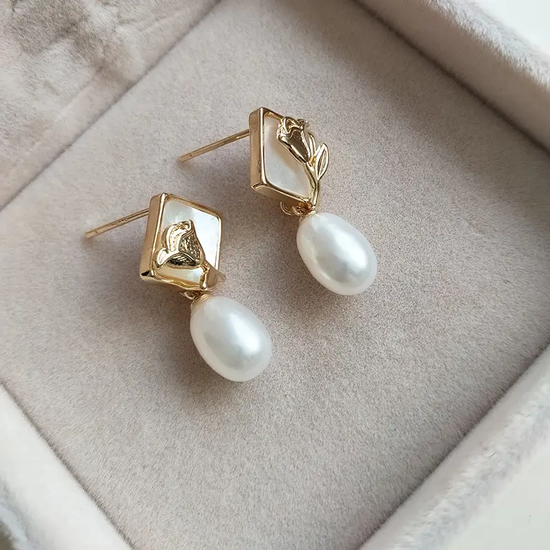 S925 Gold Pearl Geometric Earrings Light Luxury New Style — feature 7
