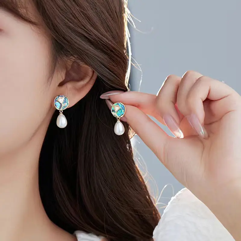 S925 Gold Pearl Geometric Earrings Light Luxury New Style - Image 7