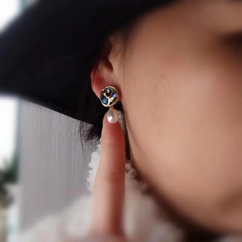 S925 Gold Pearl Geometric Earrings Light Luxury New Style — feature 4