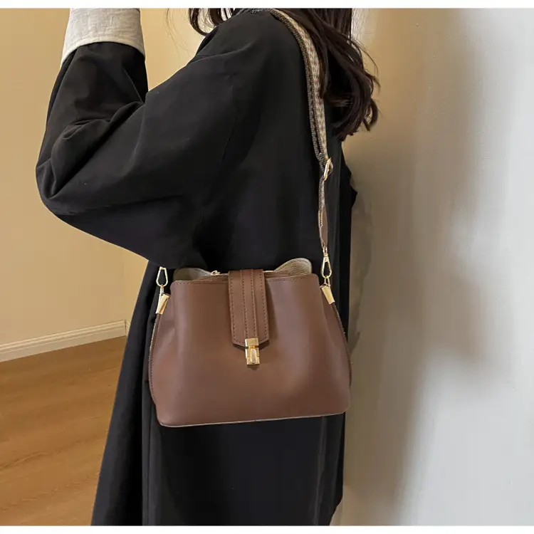 Korean Style Black Shoulder Messenger Bag 2023 — feature 11