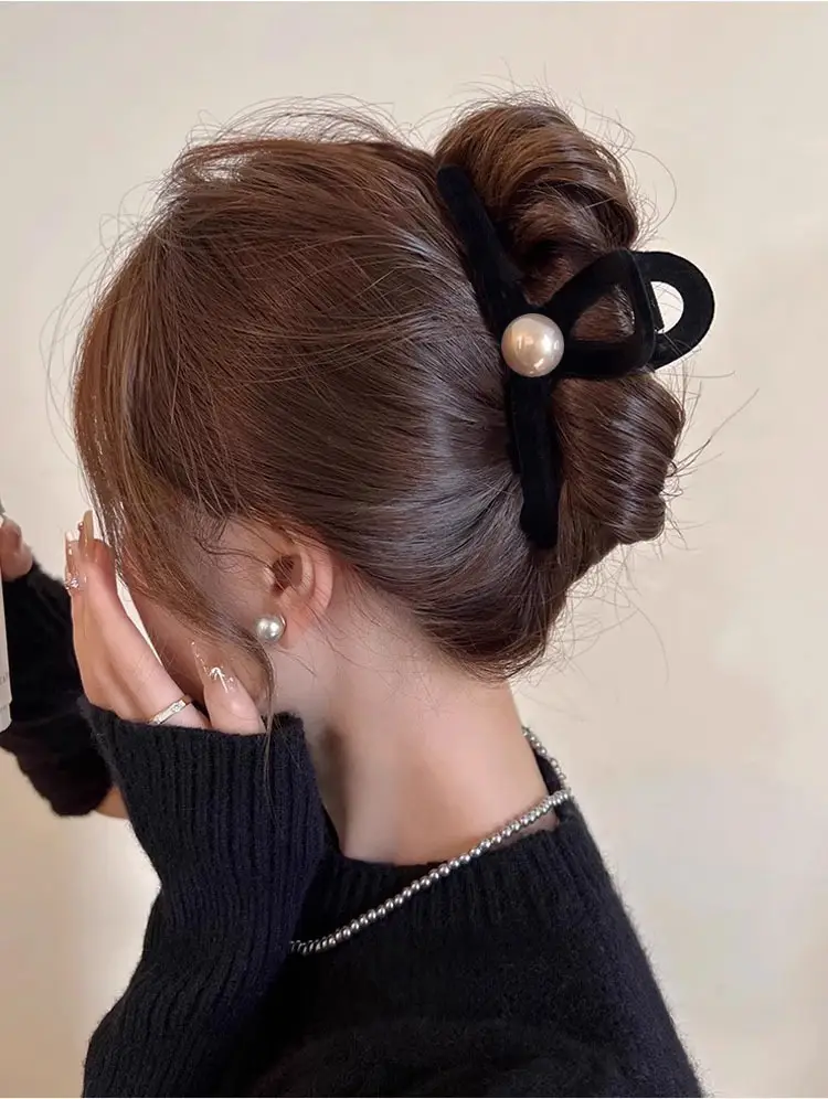 French Style Retro Black Velvet Hair Clip for Women — feature 1