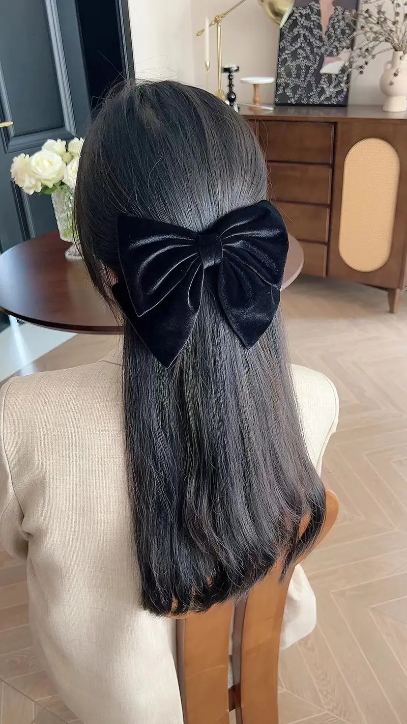 Black Silk Velvet Hairpin with Elegant Bow Design — feature 2