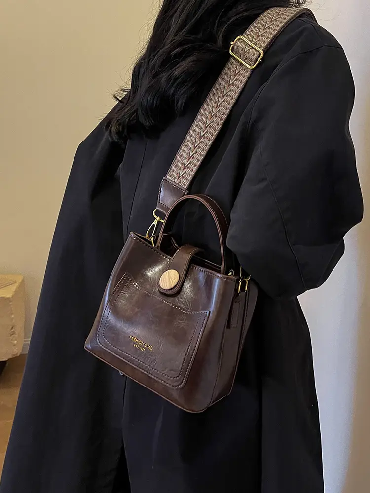 Women's Brown Leather Shoulder Bag with Gold Plated Handle - Image 7