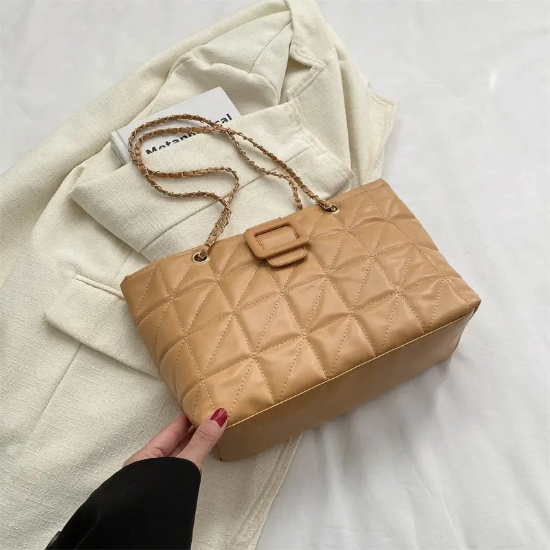 Black Rhombus Chain Shoulder Bag for Women - Image 3