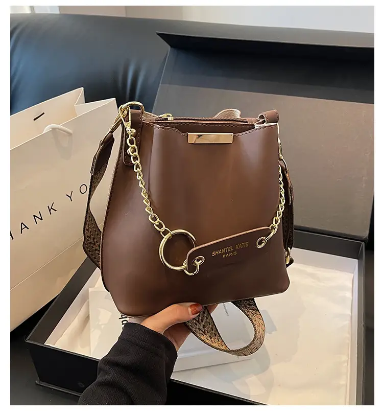 2026 New Crossbody Bag Black Gold Chain Wide Strap — feature 10