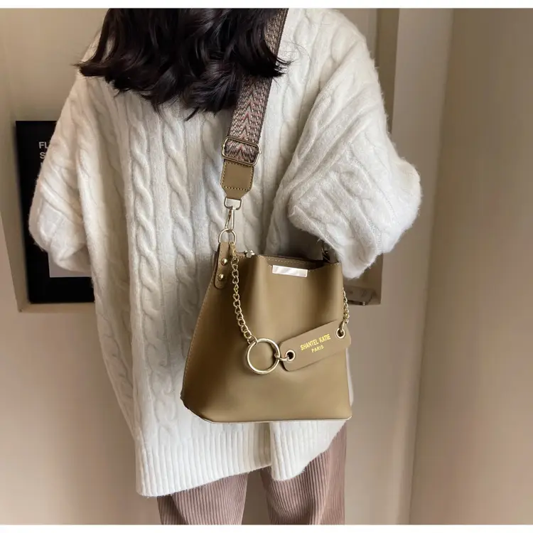 2026 New Crossbody Bag Black Gold Chain Wide Strap — feature 19