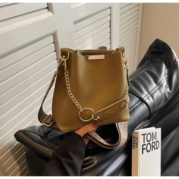2026 New Crossbody Bag Black Gold Chain Wide Strap — feature 34