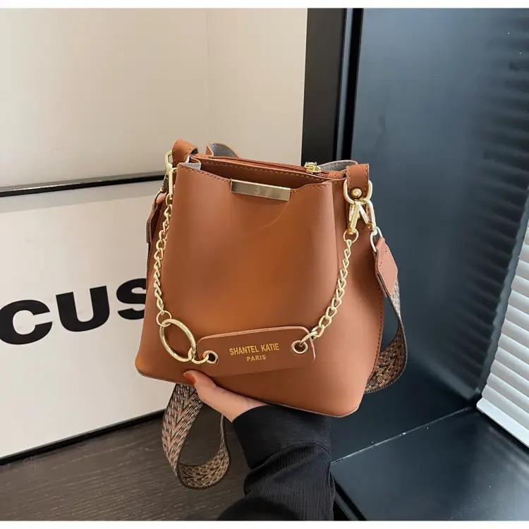 2026 New Crossbody Bag Black Gold Chain Wide Strap — feature 38
