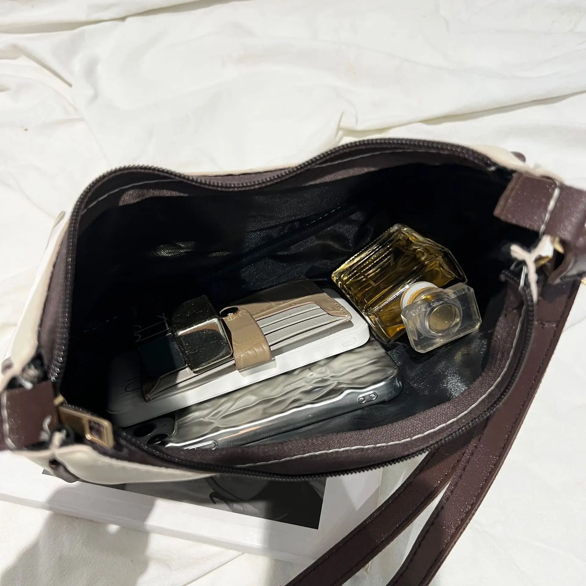Women's Cream Contrasting Shoulder Bag 2023 — feature 9