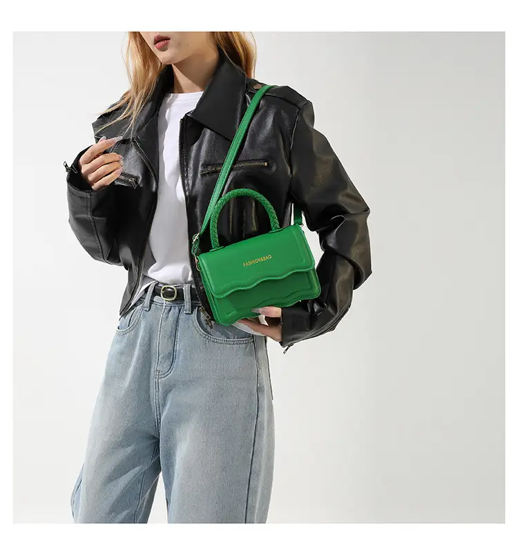 Women's White Wavy Shoulder Messenger Bag 2023 — feature 11
