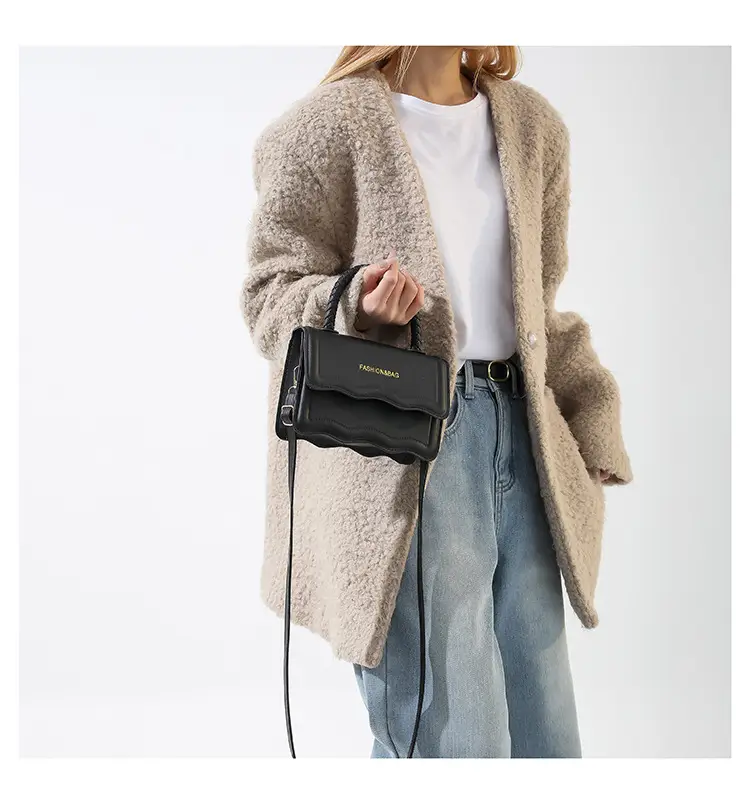 Women's White Wavy Shoulder Messenger Bag 2023 — feature 16