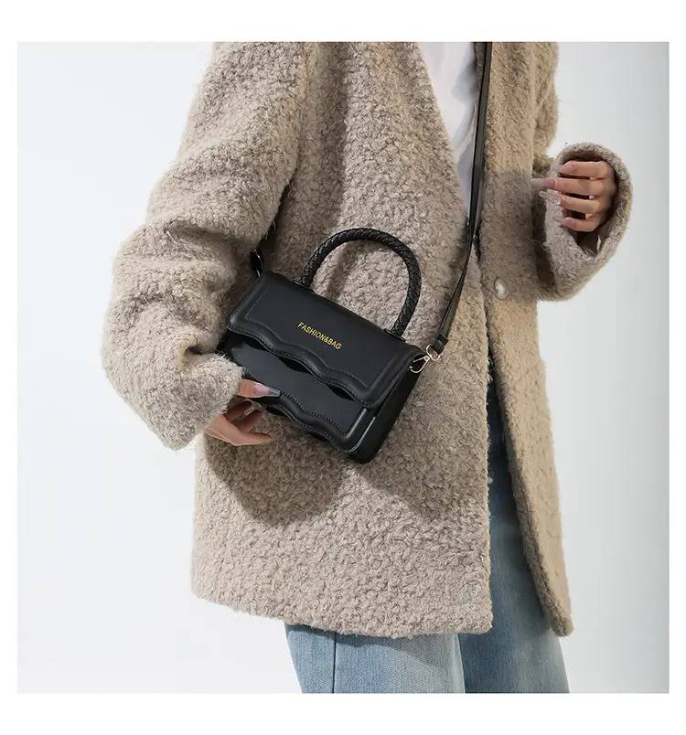Women's White Wavy Shoulder Messenger Bag 2023 — feature 17