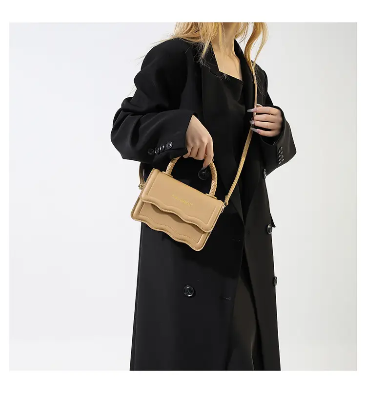 Women's White Wavy Shoulder Messenger Bag 2023 — feature 22