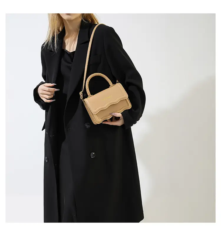 Women's White Wavy Shoulder Messenger Bag 2023 — feature 23