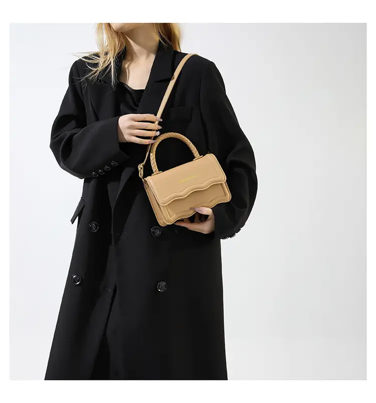Women's White Wavy Shoulder Messenger Bag 2023 — feature 24