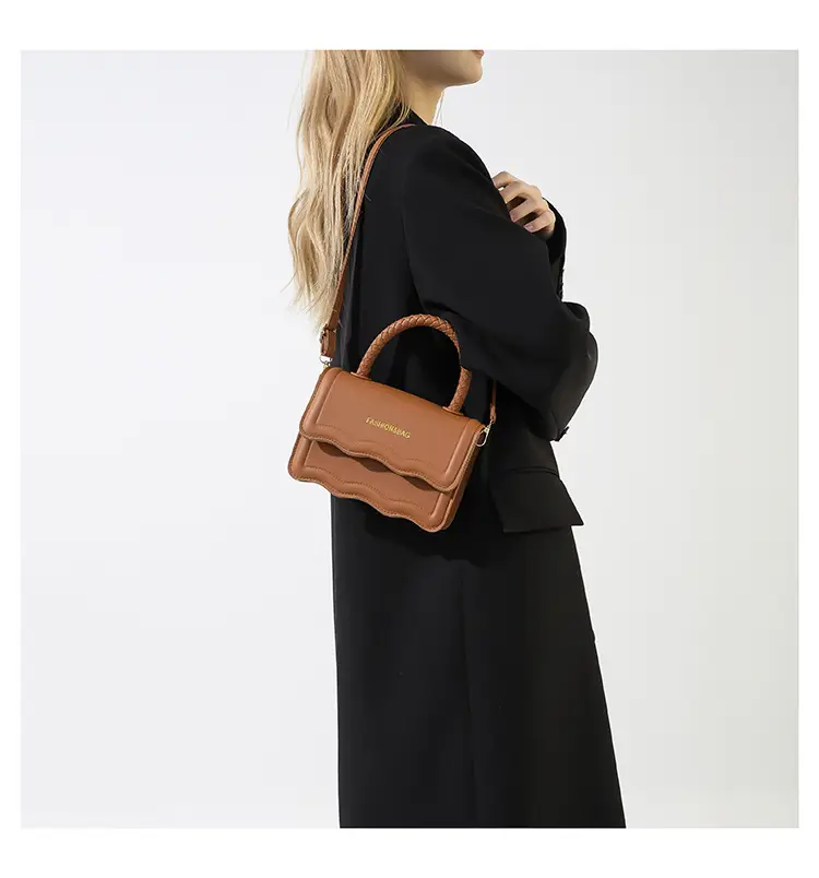 Women's White Wavy Shoulder Messenger Bag 2023 — feature 26