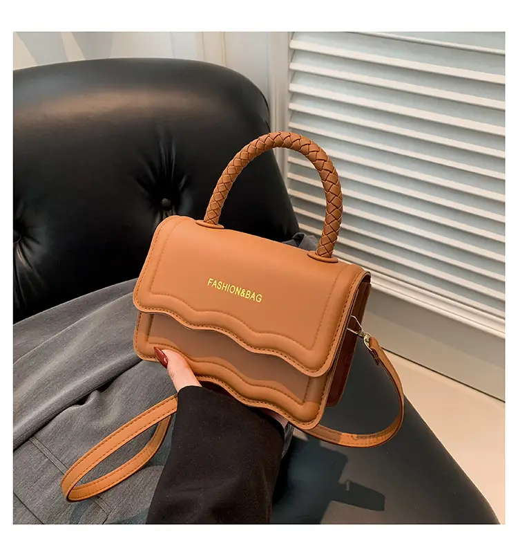 Women's White Wavy Shoulder Messenger Bag 2023 — feature 32