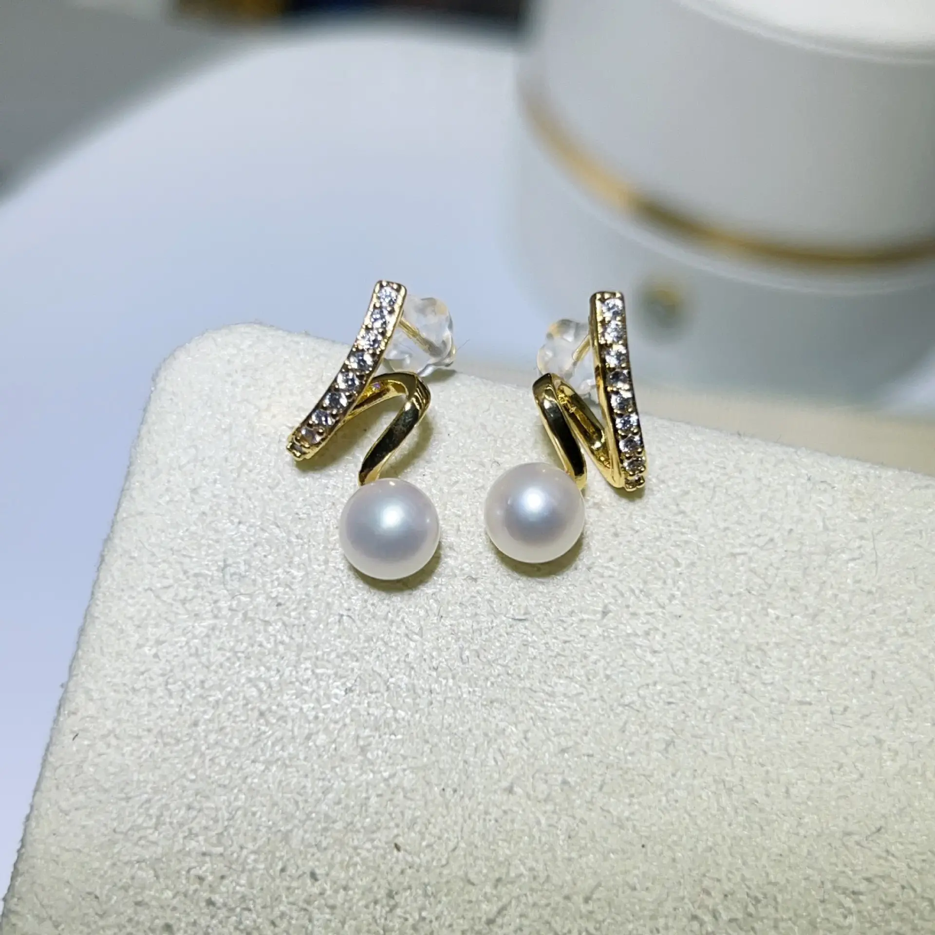 2024 New Star Street Photography Pearl Earrings Song Huiqiao — feature 25