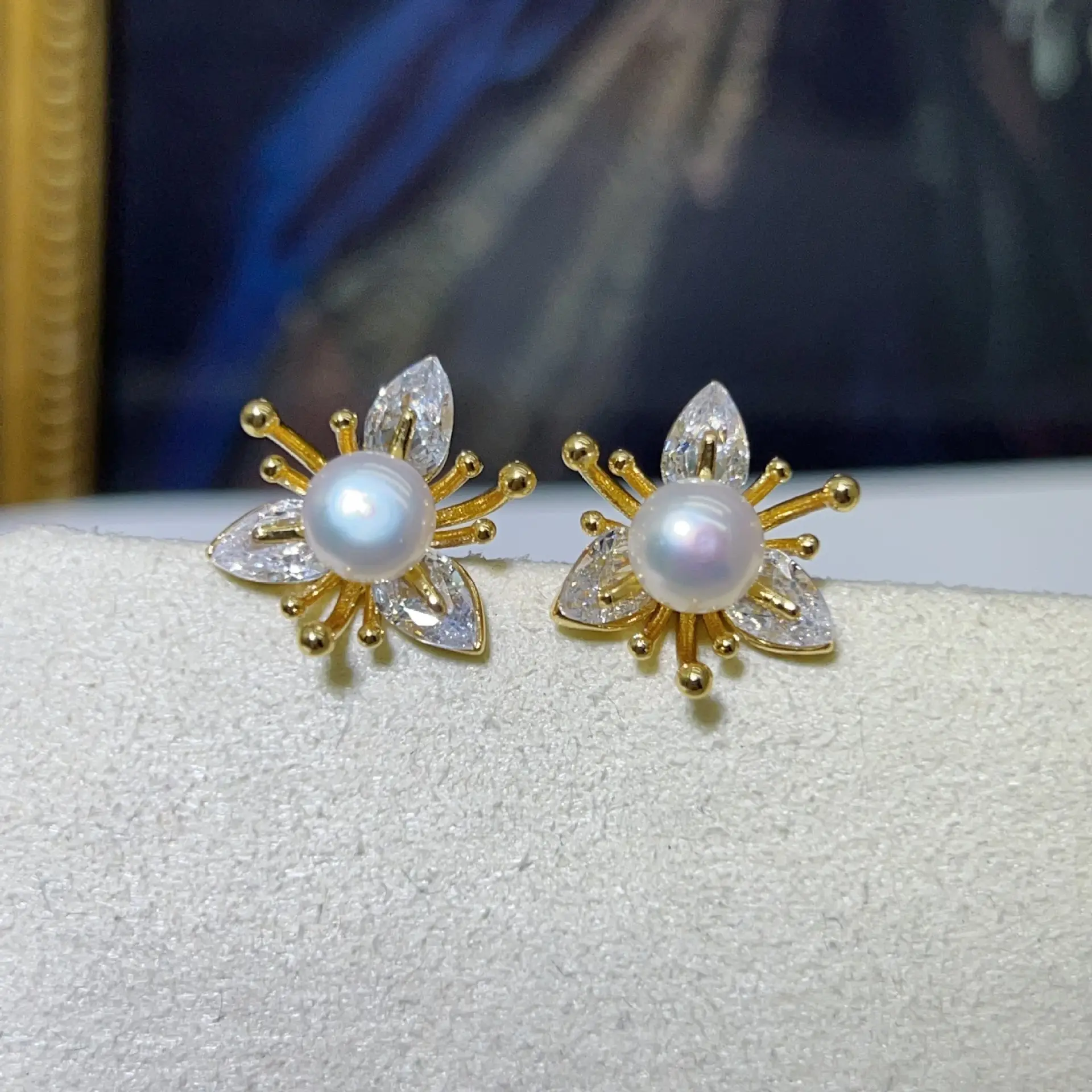 2024 New Star Street Photography Pearl Earrings Song Huiqiao — feature 5
