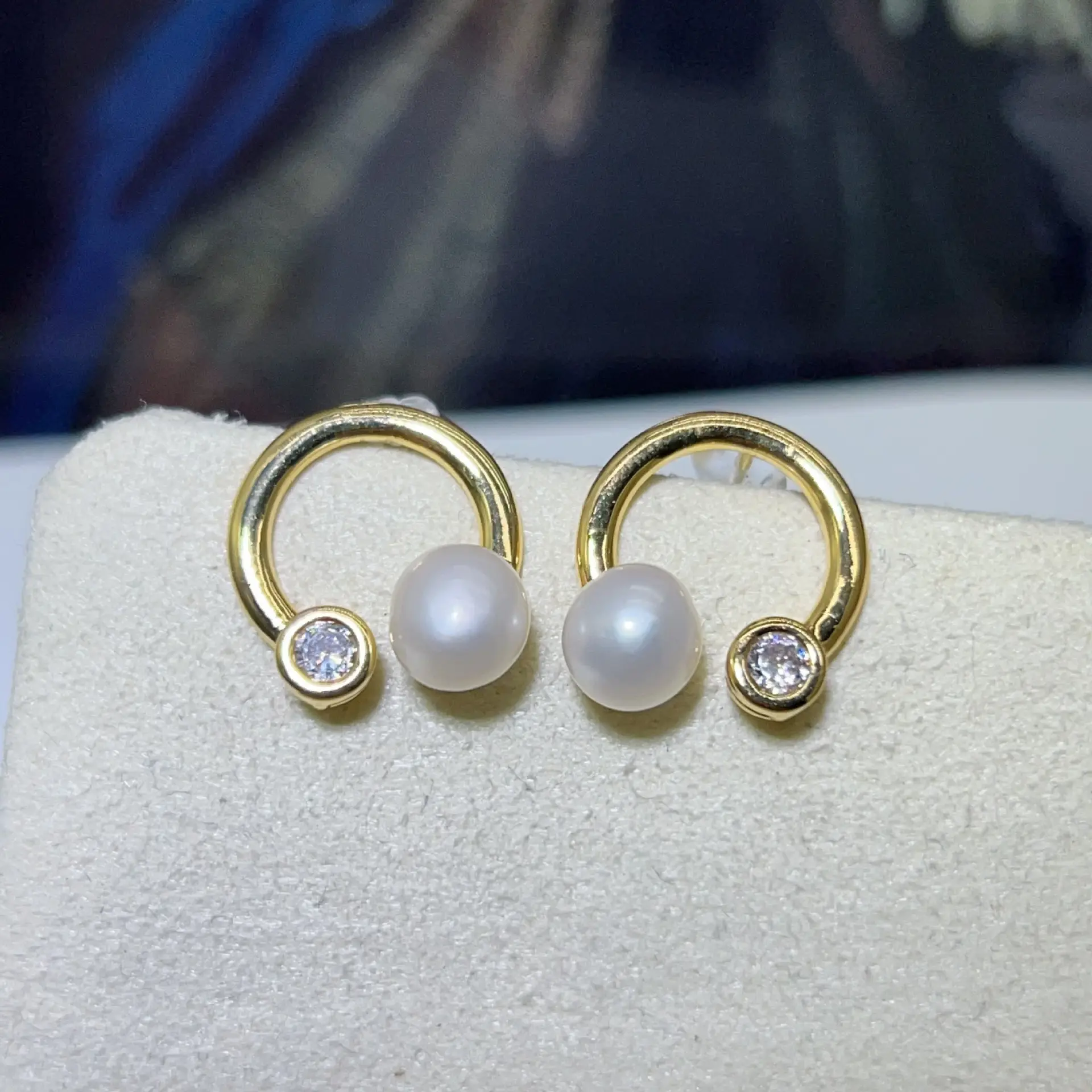 2024 New Star Street Photography Pearl Earrings Song Huiqiao — feature 7