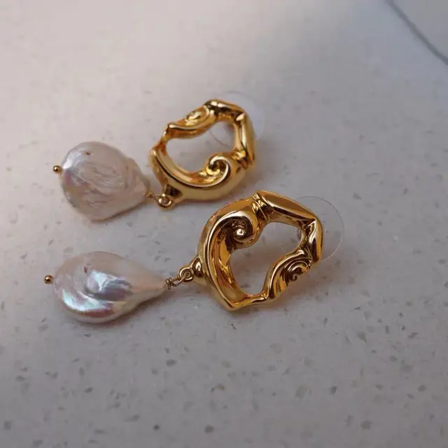 European & American Pearl Earrings with Gold Plated Design - Image 3