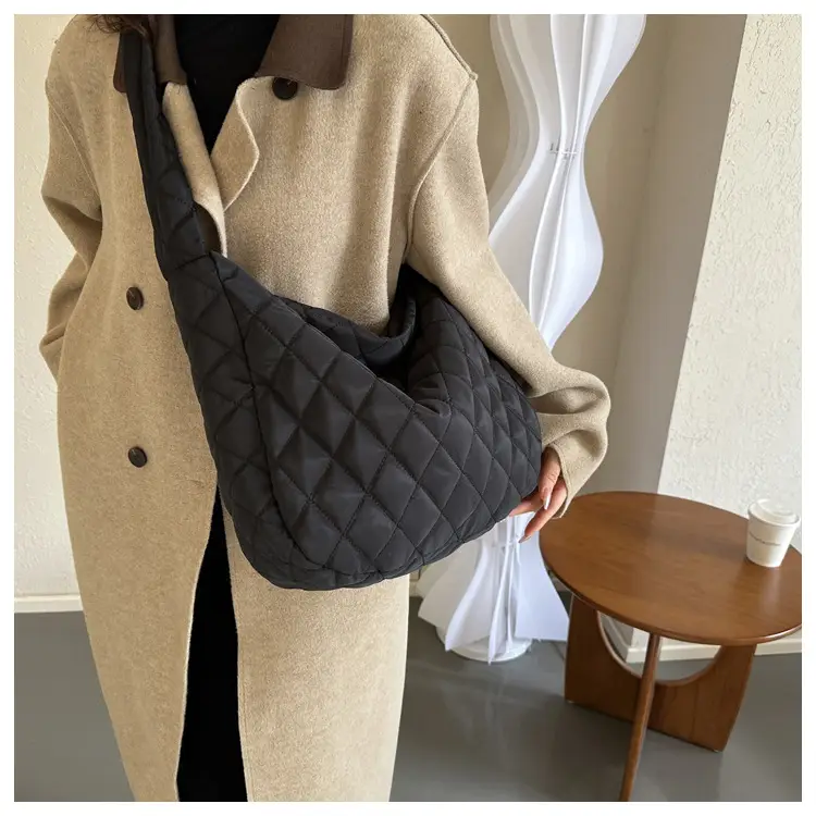 White Quilted Shoulder Bag for Women 2023 Winter — feature 10