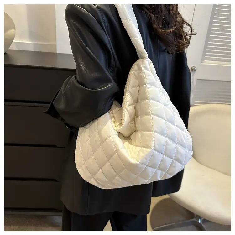 White Quilted Shoulder Bag for Women 2023 Winter — feature 13