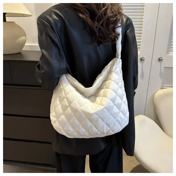 White Quilted Shoulder Bag for Women 2023 Winter — feature 17