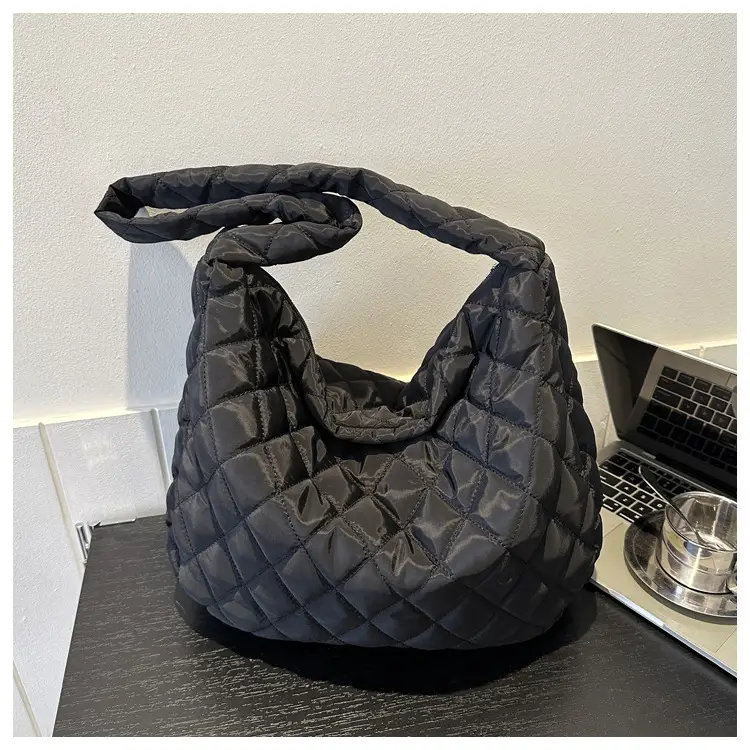 White Quilted Shoulder Bag for Women 2023 Winter — feature 18