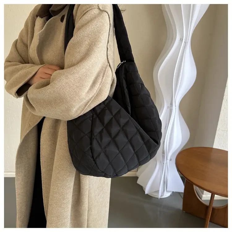 White Quilted Shoulder Bag for Women 2023 Winter — feature 9