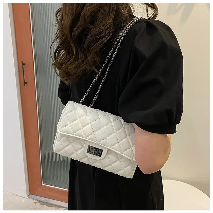 Women's Black Diamond Chain Crossbody Bag 2023 — feature 11